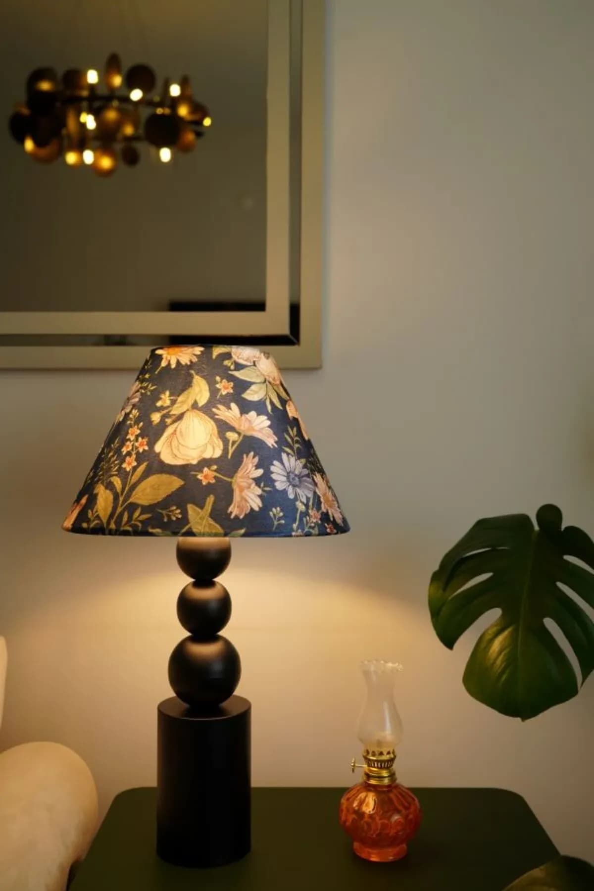 Üç Top Siyah Ayaklı Lacivert Çiçek Kadife Kumaş Şapkalı Dekoratif Yatak Odası Salon Abajur