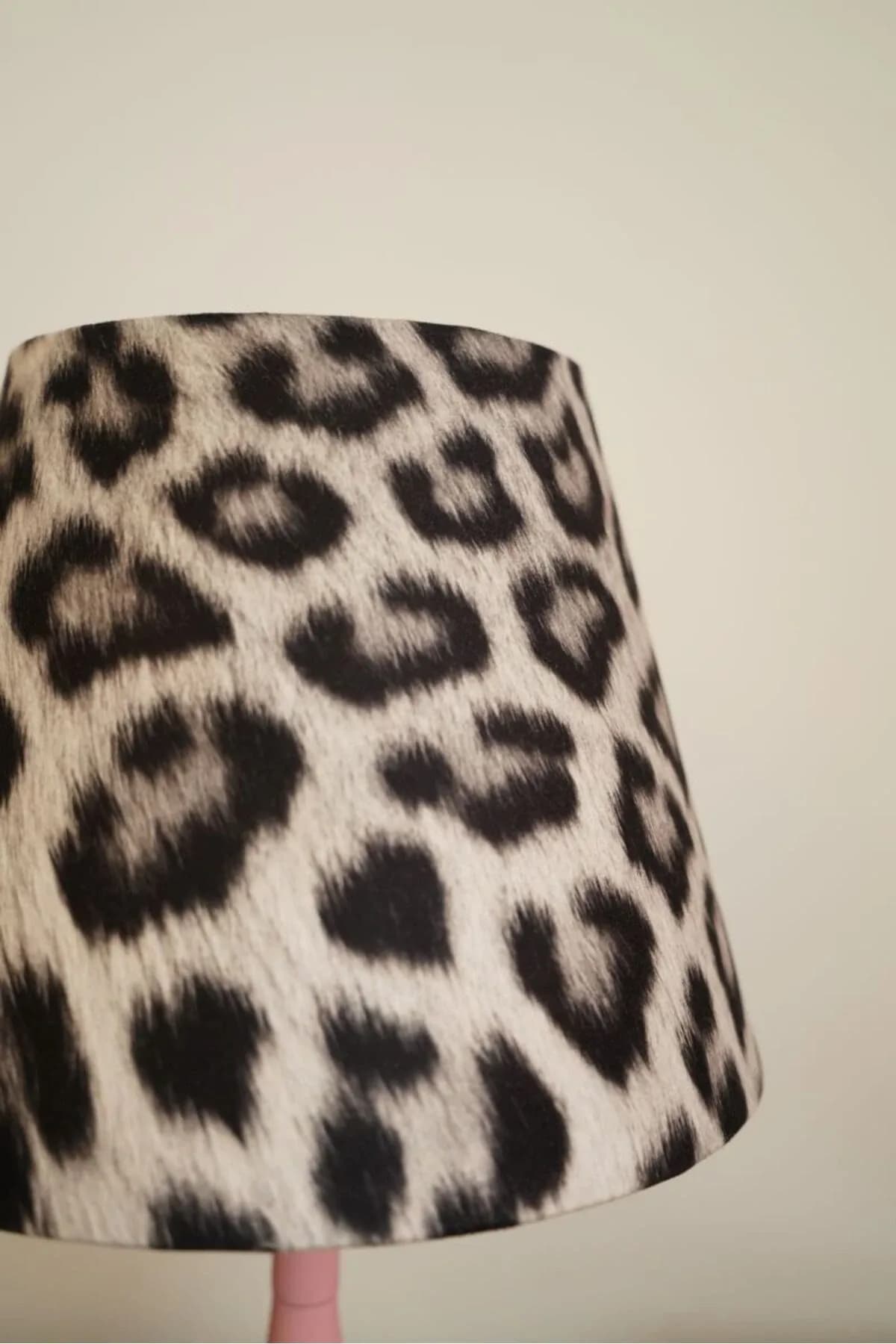 Pembe Ayaklı Deniz Kabuğu Baskılı Abajur Masa Lambası Salon Yatak Odası