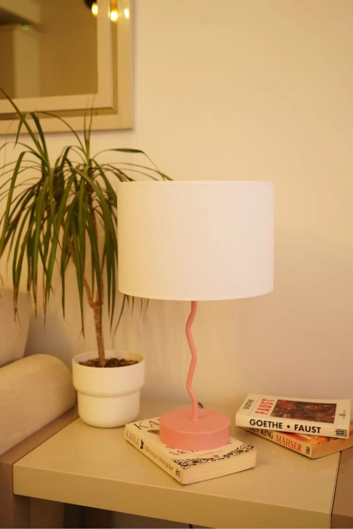 Pembe Zikzak Ayaklı Beyaz Kumaş Masa Lambası Dekoratif Abajur Salon Yatak Odası