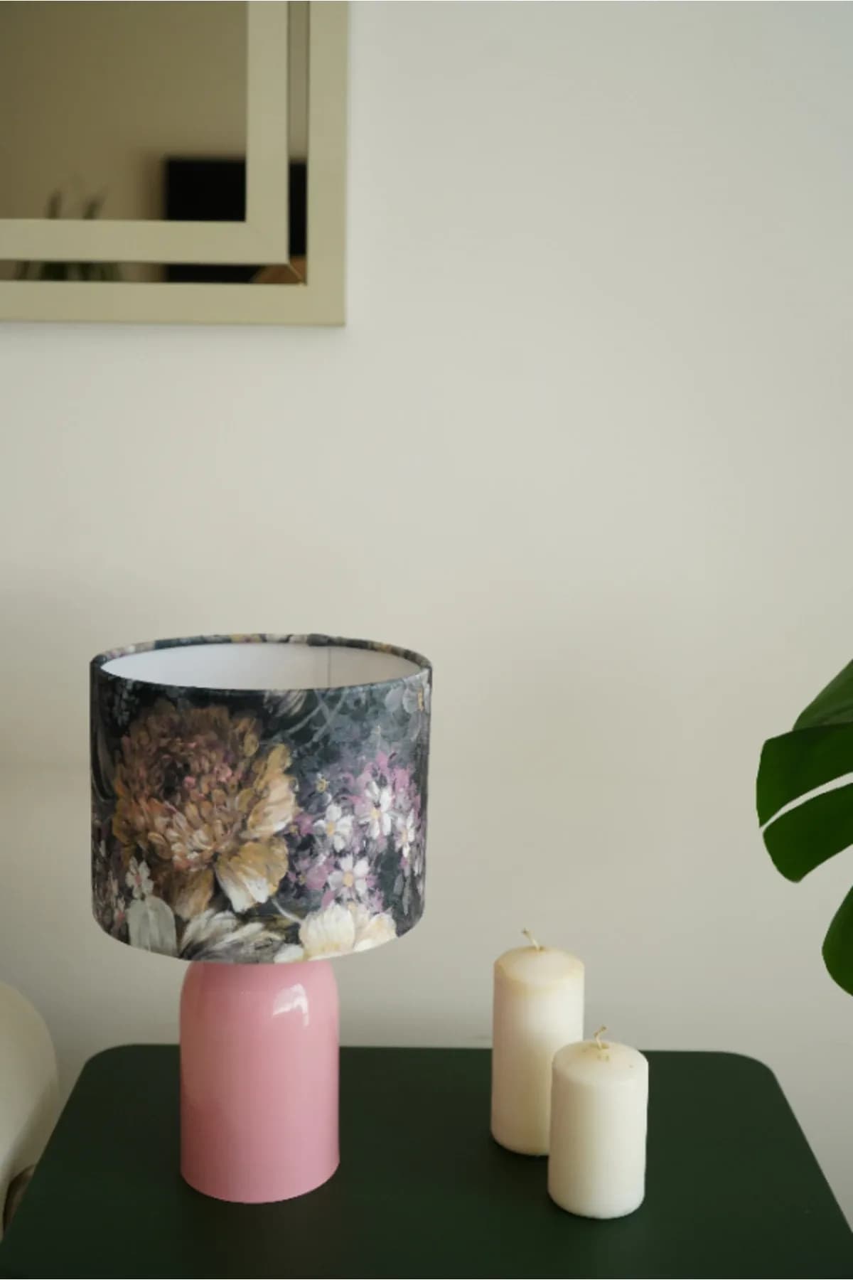 Pembe Ayaklı Mor Çiçekli Kadife Kumaş Şapkalı Şık Yatak Odası Salon Abajur Özel Modern