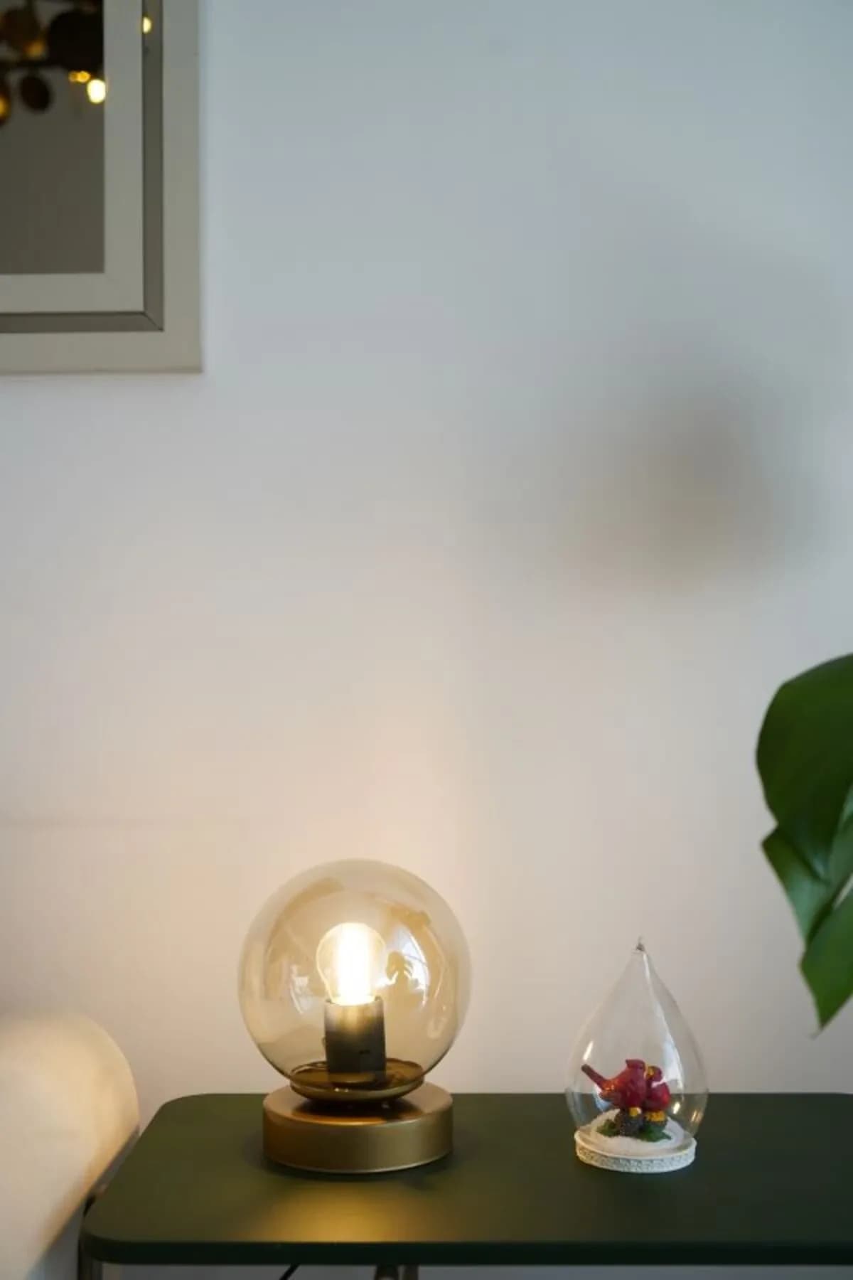 Eskitme Metal Ayaklı Bal Camlı Elektrik Aksanlı Masa Lambası Salon Yatak Odası Pratik Kullanım