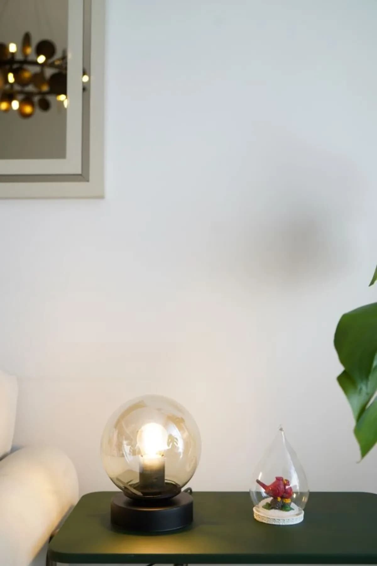 Siyah Metal Ayaklı Bal Camlı Elektrik Aksanlı Masa Lambası Salon Yatak Odası Pratik Kullanım