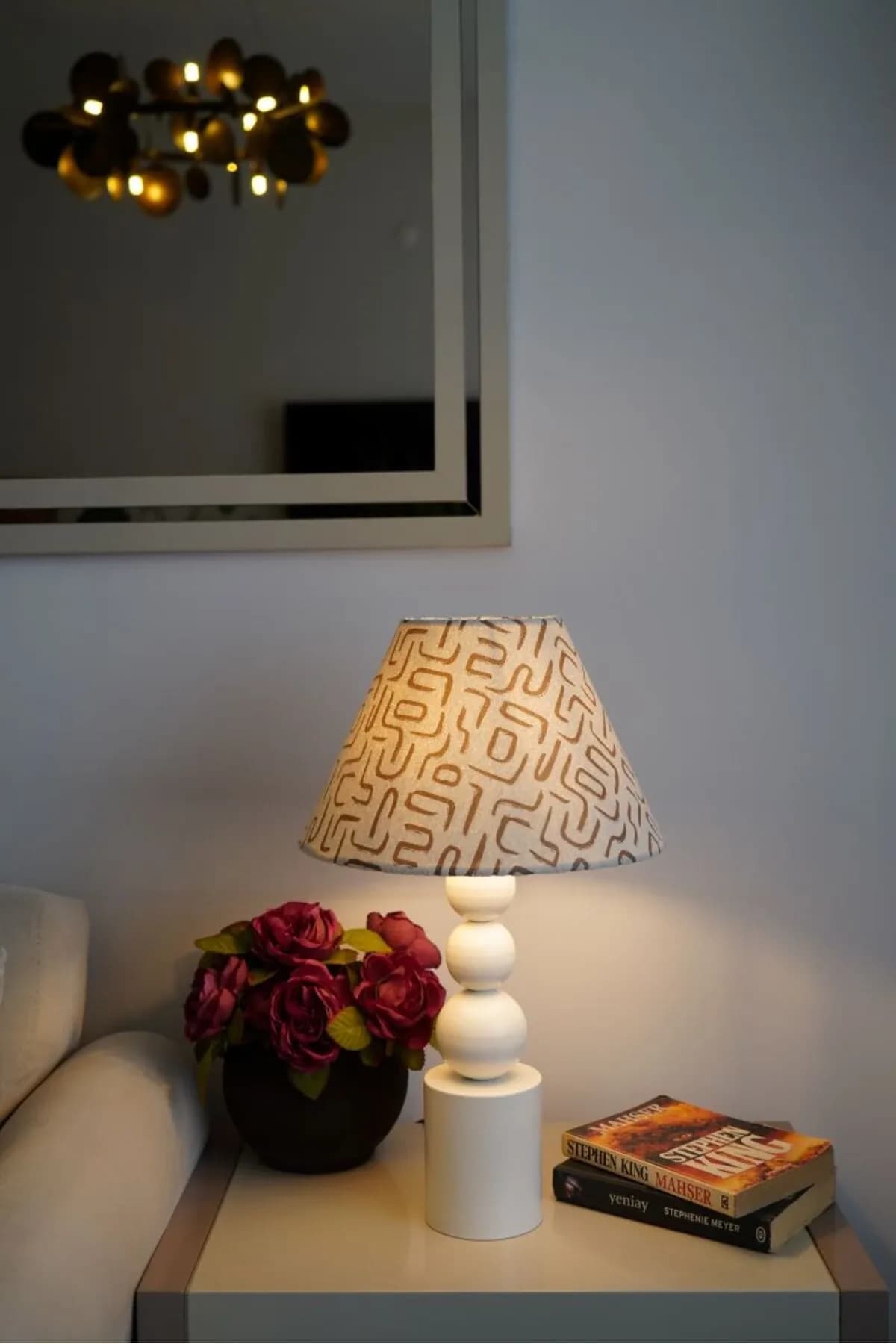 Özel Krem Ayaklı Kadife Kumaş Konik Labirent Desenli Dekoratif Abajur Yatak Odası Salon
