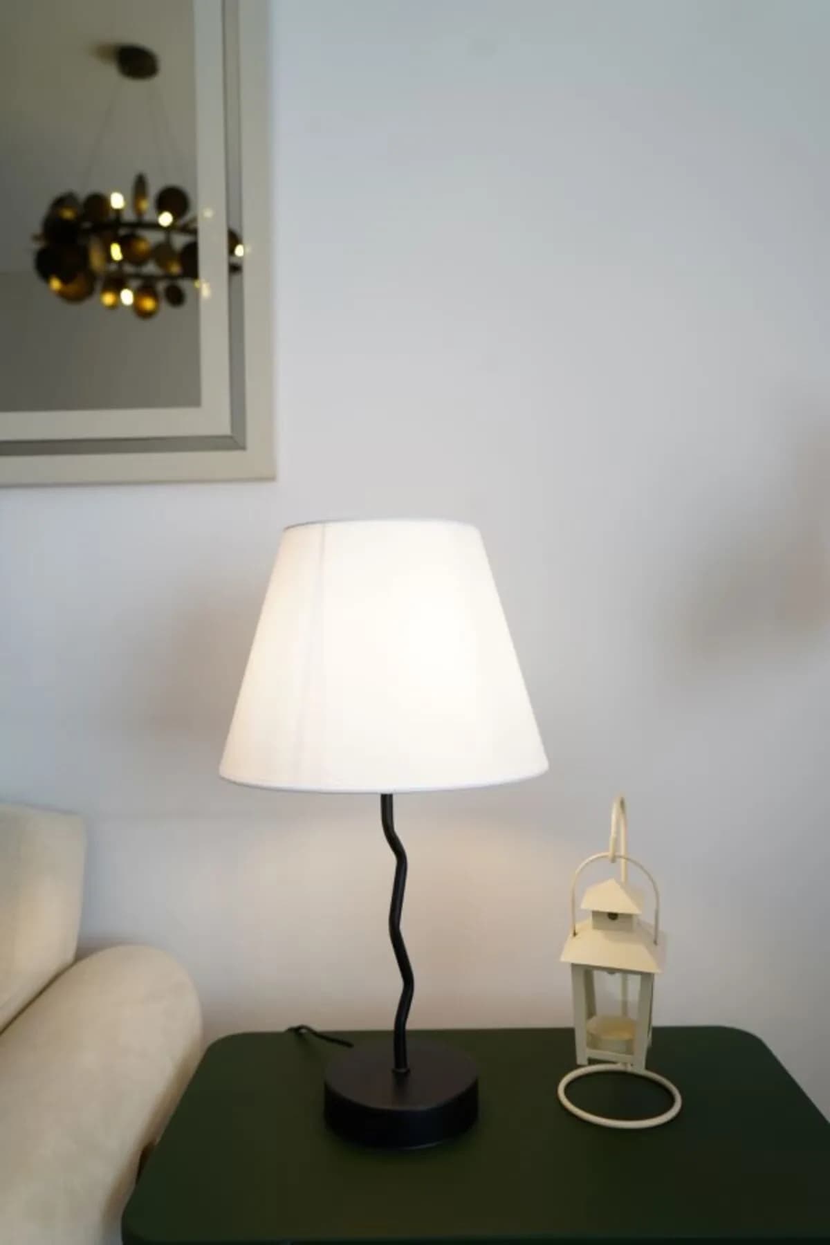 Siyah Zikzak Model Beyaz Kumaş Şapkalı Dekoratif Abajur Salon Yatak Odası