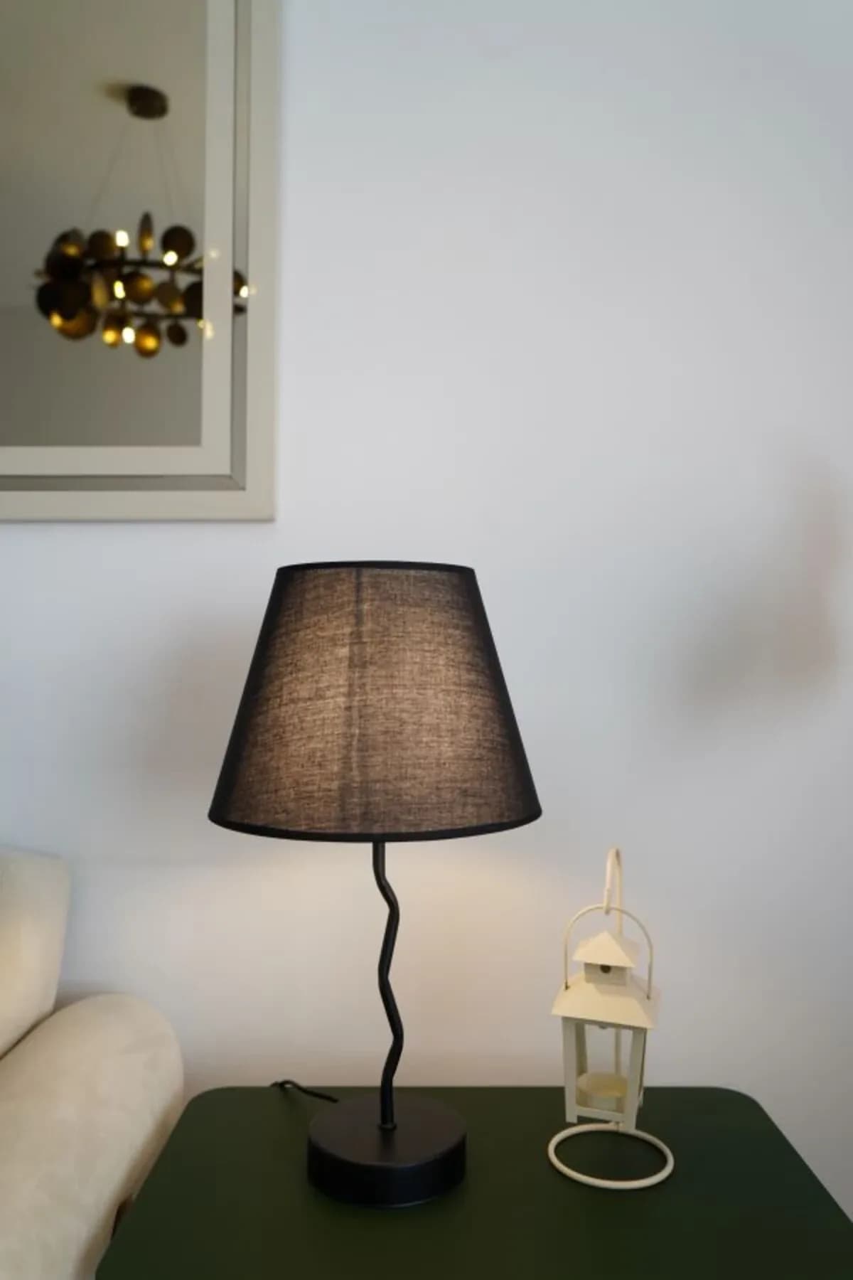 Siyah Zikzak Model Beyaz Kumaş Şapkalı Dekoratif Abajur Salon Yatak Odası