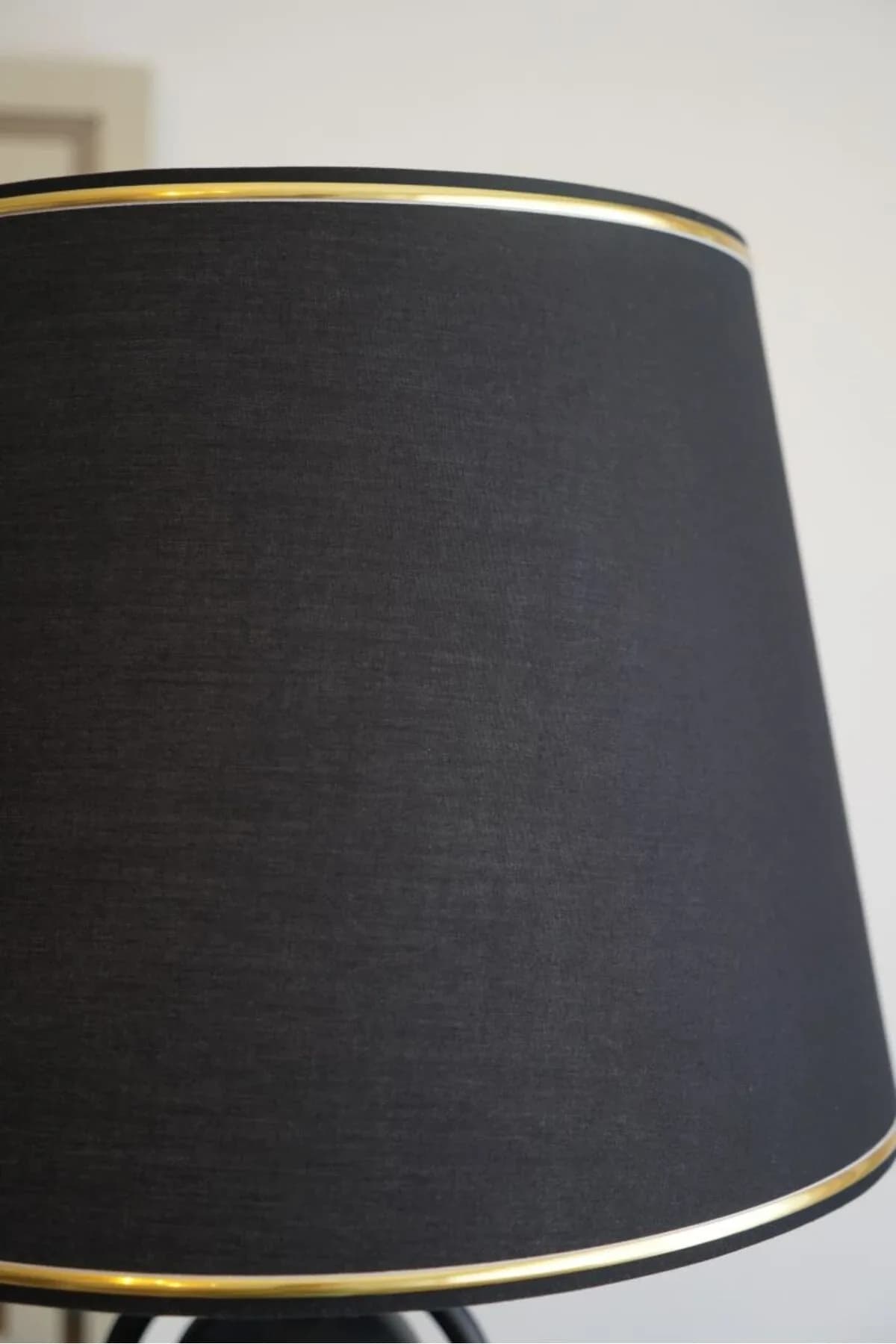 Sekiz Model Bal Gold Detaylı Silindir Şapkalı Siyah Modern Tasarım Ayaklı Abajur Metal Lambader