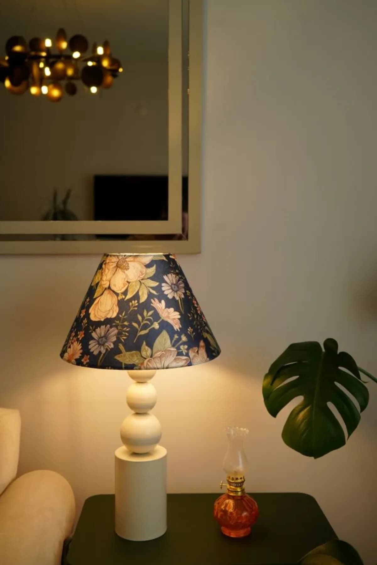 Üç Top Krem Ayaklı Lacivert Çiçek Kadife Kumaş Şapkalı Dekoratif Yatak Odası Salon Abajur